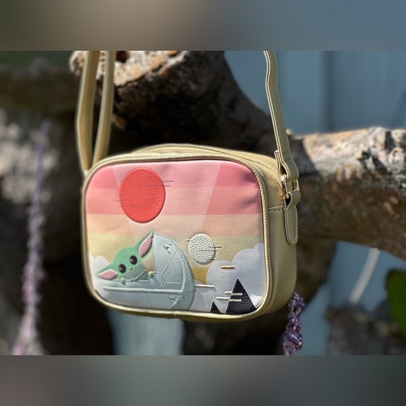 DANI x Star Wars — The Mandalorian Baby Yoda Grogu Crossbody Bag - Picture 2 of 5